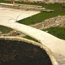 Дизайн дачного участка 30 соток - садовая дорожка и площадка для беседки из бетона